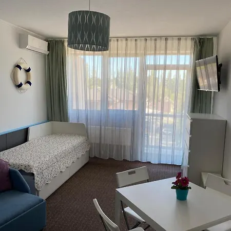 Orsolya Apartman דירה