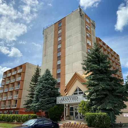 Orsolya Apartman דירה