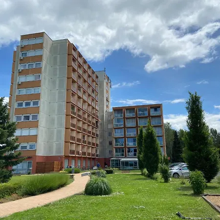 Orsolya Apartman דירה